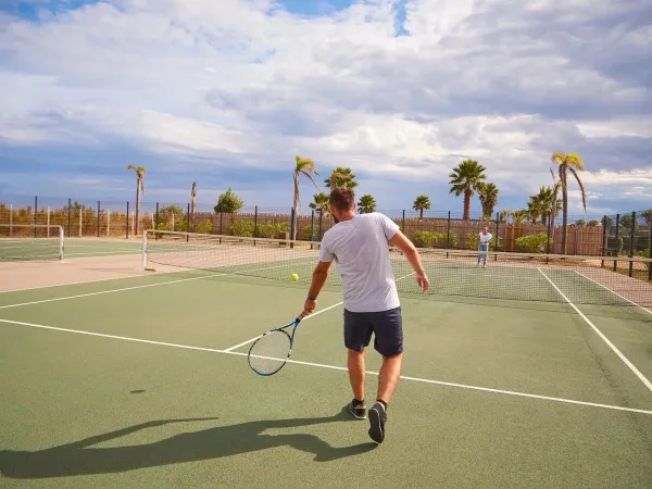 Giocare a tennis al campeggio Roan Les Dunes.