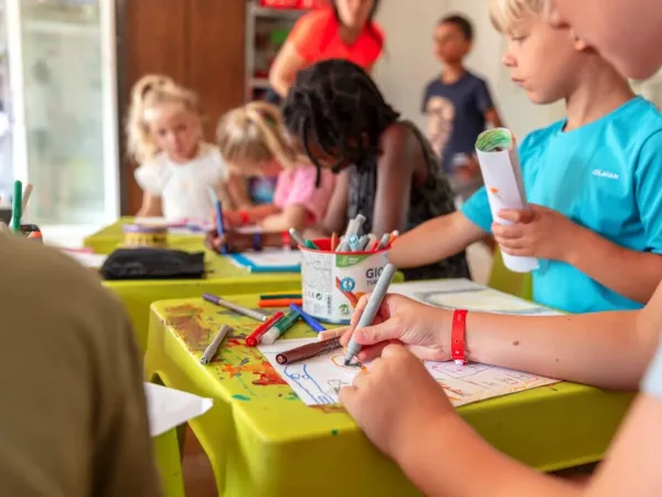 I bambini disegnano al Kids Club del Roan camping Château de Fonrives.