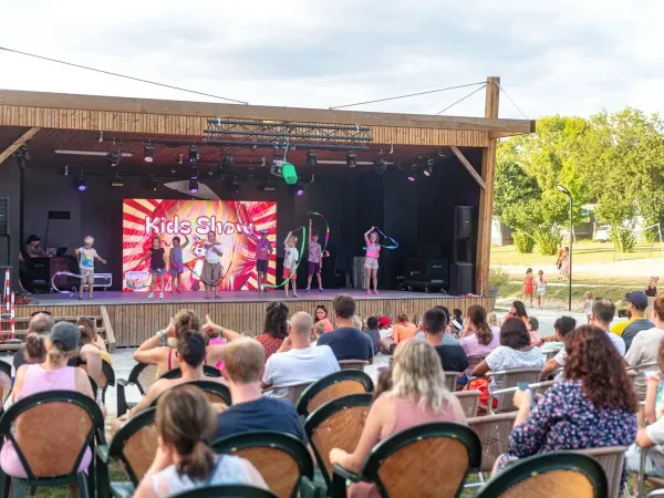 Discoteca serale per bambini sul palco del Roan camping Château de Fonrives.