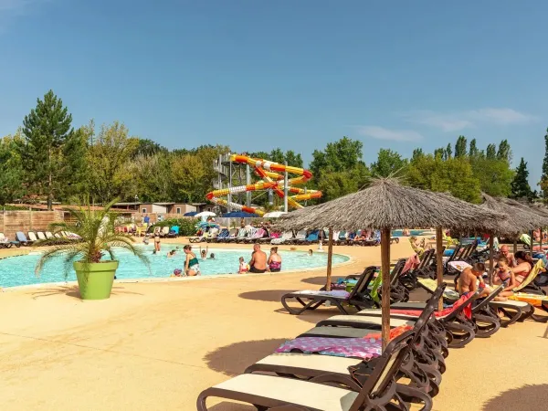 Sdraio in piscina al Roan camping Château de Fonrives.