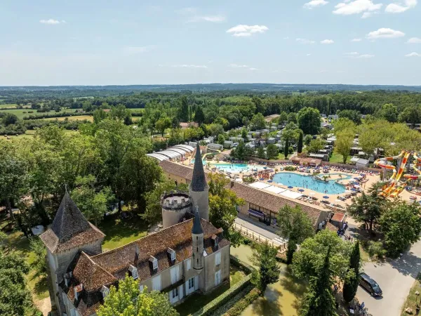 Panoramica del parco acquatico con castello al Roan camping Château de Fonrives.