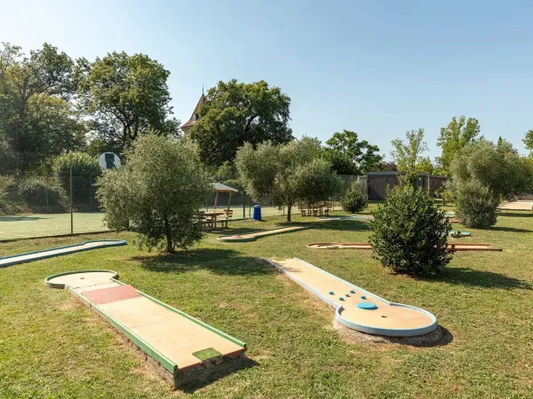 Golf in miniatura al campeggio Roan Château de Fonrives.