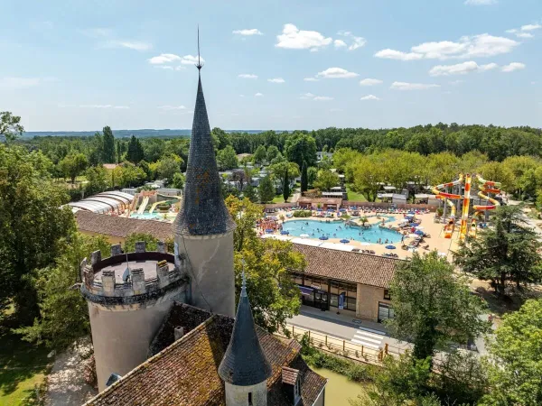 Il castello con piscina del campeggio Roan Château de Fonrives
