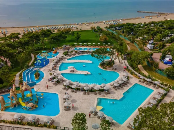 Foto aerea del parco acquatico abbinato alla spiaggia del Roan camping Mediterraneo.