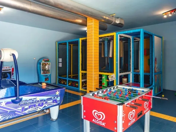 Sala giochi del campeggio Roan hu I Pini.