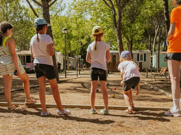 Giocare a pétanque al Roan camping Bella Terra.