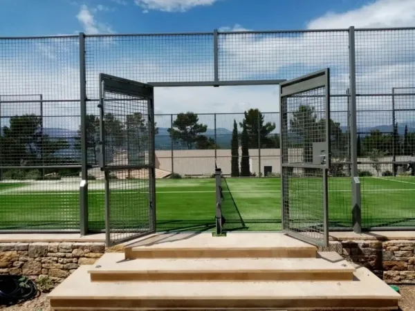 Campo da padel al campeggio Roan Domaine de La Yole.
