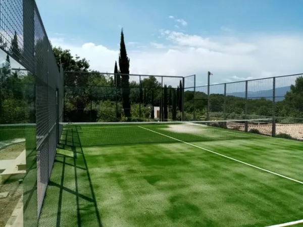 Campo da padel al campeggio Roan Domaine de La Yole.