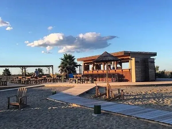 Bar sulla spiaggia del campeggio Roan Les Dunes.