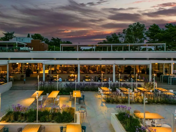 Ristorante d'atmosfera la sera al campeggio Roan Zaton Holiday Resort.