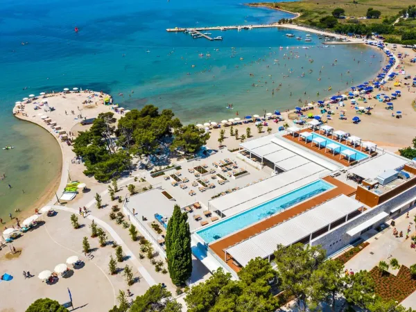 Panoramica del ristorante e del mare del campeggio Roan Zaton Holiday Resort.