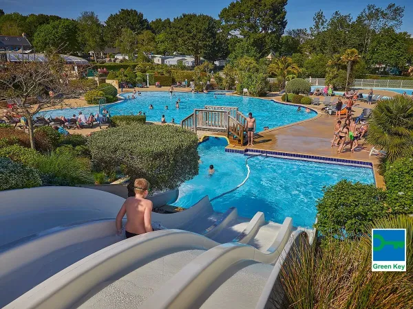 Scivoli e piscina del campeggio Roan Grande Métairie.