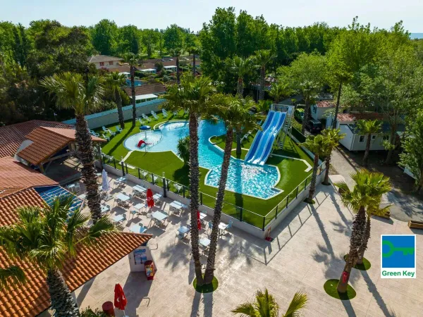 Piscina e terrazza del Roan camping Les Sablines.