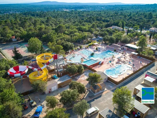 Panoramica della piscina del Roan camping Du Verdon.