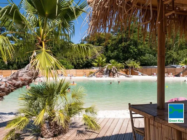 Immagine d'atmosfera della piscina laguna del campeggio Roan La Clairière.
