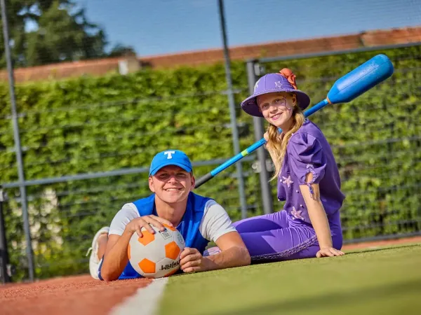 Timo e Zilva sulla piazza dello sport, le mascotte del Roan camping Terspegelt.