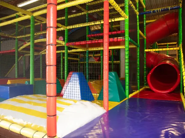 Parco giochi al coperto del campeggio Roan de Galaure.