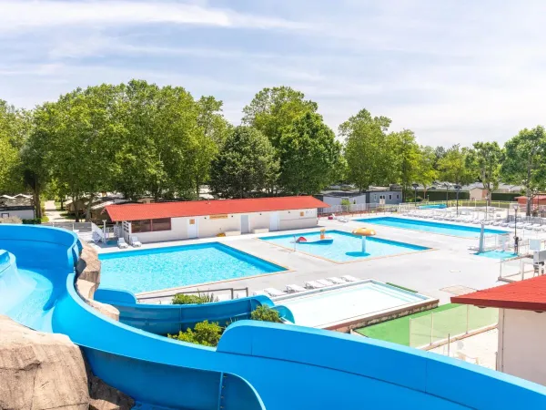 Panoramica della piscina del campeggio Château de Galaure.