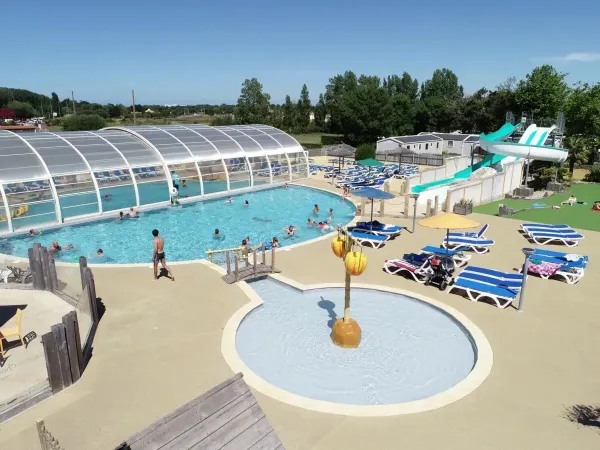 Panoramica della piscina con vasca per bambini del campeggio Roan Le Domaine de Beaulieu.
