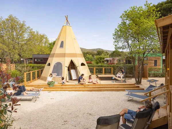 Le famiglie si godono lo spazio intorno alla zona Premium Supreme Deluxe Family del Roan camping Domaine des Naïades.