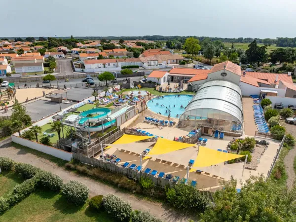 Panoramica della piscina con vasca per bambini del campeggio Roan Le Domaine de Beaulieu.