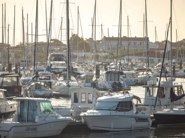 Porto con barche vicino al campeggio Roan Le Domaine de Beaulieu.