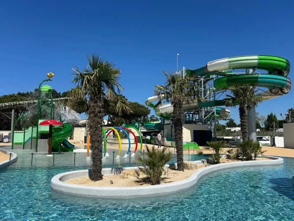 Piscina rinnovata con scivoli e giochi d'acqua al campeggio Le Domaine du Clarys.
