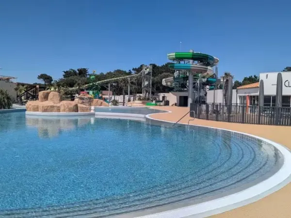 Panoramica piscina con nuovi scivoli al campeggio Roan Le Domaine du Clarys.