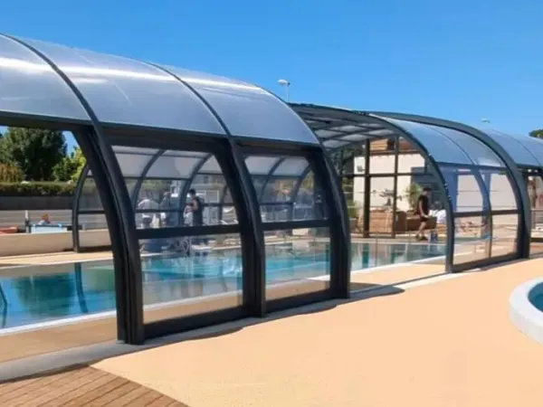 La nuova piscina coperta nel 2025 al campeggio Roan Le Domaine du Clarys.