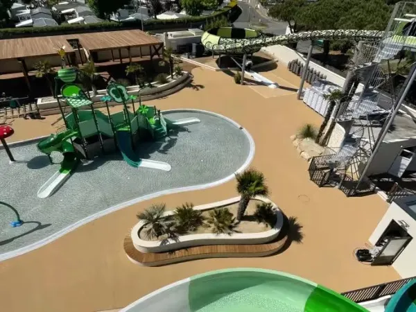 Panoramica del nuovo parco giochi per bambini e dello scivolo a pedaggio del campeggio Roan Le Domaine du Clarys.