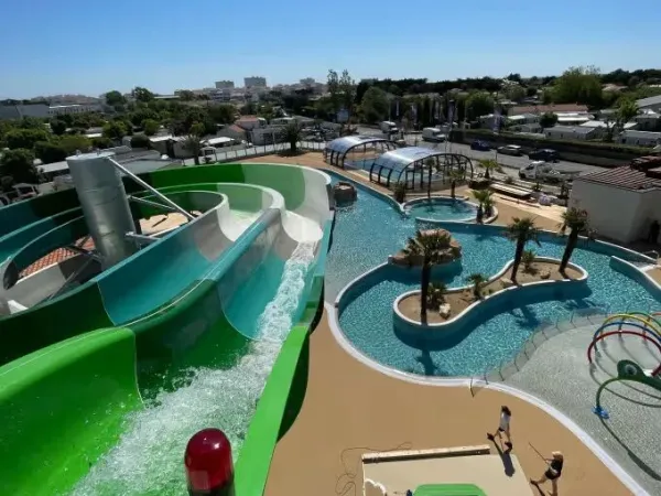 Foto del nuovo scivolo racer con vista sulla piscina del campeggio Roan Le Domaine du Clarys.