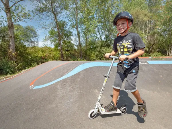 Un ragazzo sulla pista del campeggio Roan Le Pommier.