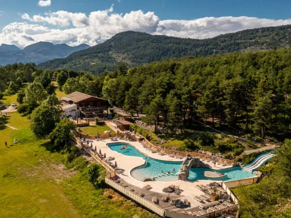 Vista dall'alto della piscina del campeggio Roan Les Collines de Castellane.