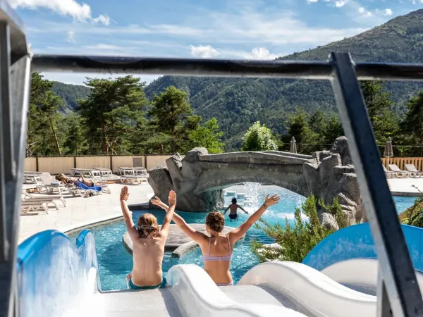 Due bambini sullo scivolo del campeggio Roan Les Collines de Castellane.