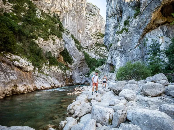 Persone che fanno escursioni nelle Gole del Verdon vicino al campeggio Roan Les Collines de Castellane.