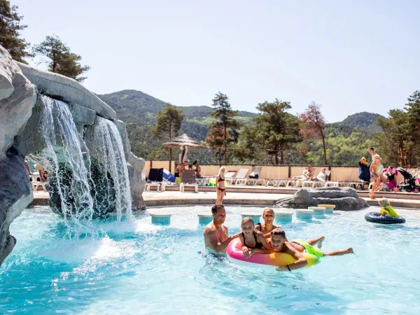 Una famiglia in piscina al campeggio Roan Les Collines de Castellane.