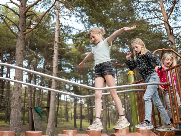 Bambine nel parco giochi del campeggio Roan Les Collines de Castellane.