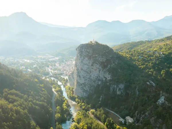 Vista dall'alto dei dintorni del campeggio Roan Les Collines de Castellane.