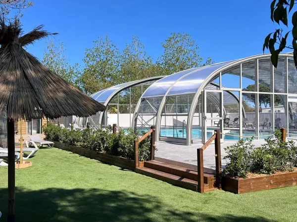 La piscina coperta del Roan camping Le Méditerranée Plage.