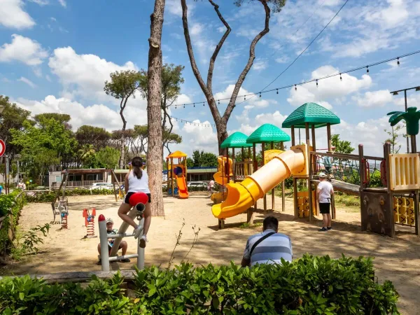 I bambini giocano nel parco giochi del campeggio hu Fabulous village.