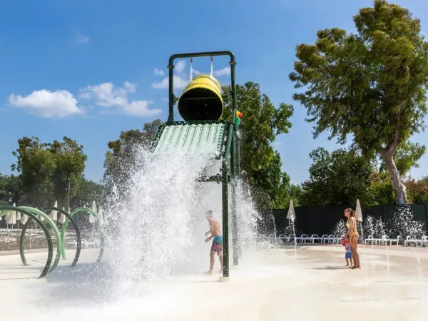 I bambini al parco acquatico del campeggio Roan hu Fabulous village.
