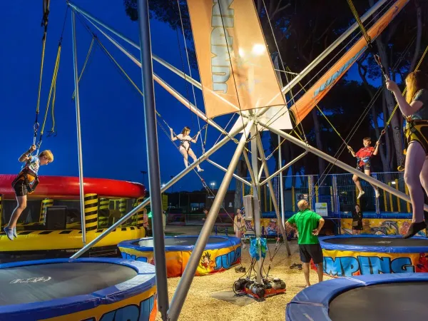 Bambini sui trampolini del Roan camping hu Fabulous Village.