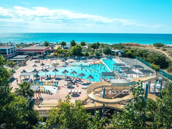 Panoramica del complesso di piscine del campeggio Roan Les Méditerranées Beach Garden.