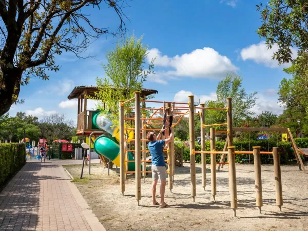 Giocare nel parco giochi del campeggio Roan hu Montescudaio.