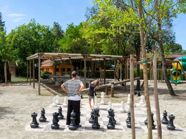 Parco giochi e grande scacchiera al Roan camping hu Montescudaio village.