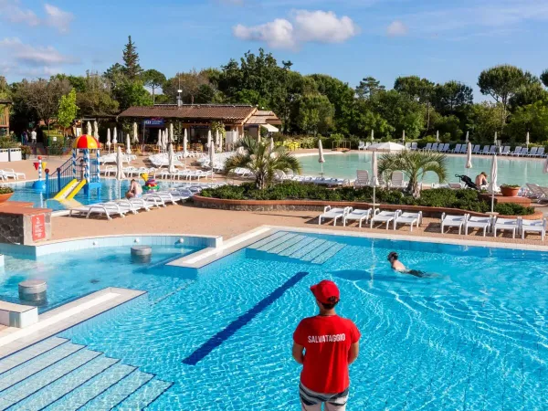 Panoramica delle piscine del Roan camping hu Montescudaio village.