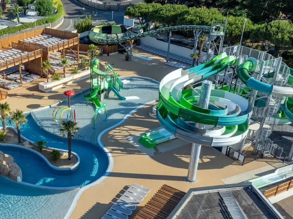 Piscina rinnovata con scivoli e giochi d'acqua al campeggio Le Domaine du Clarys.