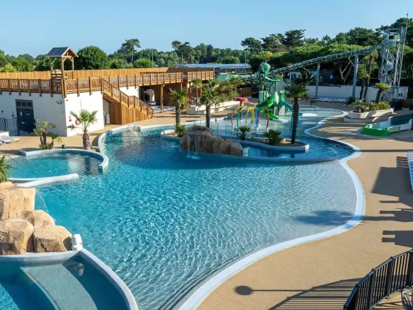 La bella piscina con scivoli e vasca per bambini del campeggio Roan Le Domaine du Clarys.