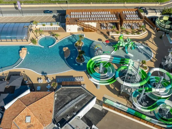 Panoramica del nuovo parco giochi per bambini e dei diversi scivoli del campeggio Roan Le Domaine du Clarys.