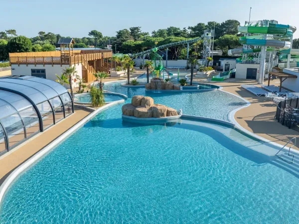 Panoramica piscina con nuovi scivoli al campeggio Roan Le Domaine du Clarys.